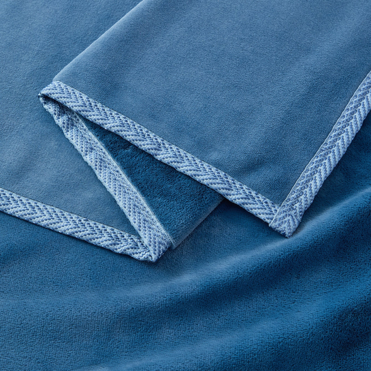 Casual Living Claudia Luxe Plush Throw